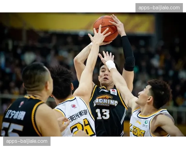 辽宁本钢主场场均得分84.3分,防守效率优于客场表现 辽宁本钢主场场均得分84.3分,防守效率优于客场表现